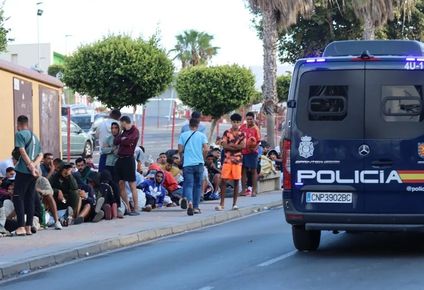 Migrantes aguardan en los alrededores del centro de acogida de Loma Colmenar. EFE