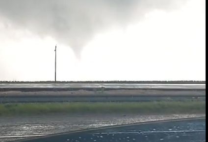 el impactante video de un tornado en mar chiquita: los turistas tuvieron que evacuar la playa