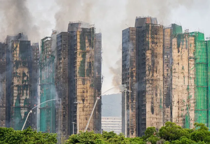 Así quedaron los edificios en Hong Kong donde hasta el momento hay &nbsp;55 personas muertas.&nbsp;