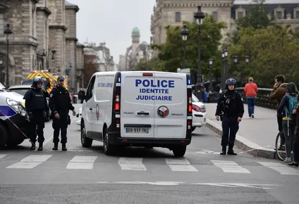 cuatro policias y el agresor muertos en ataque dentro de jefatura policial en paris