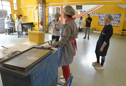 Comer en los centros educativos es una muy buena opción y no es fácil sustituirla, dijo el ministro