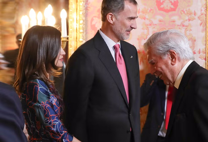 La reina Letizia, el rey Felipe VI y Mario Vargas Llosa.