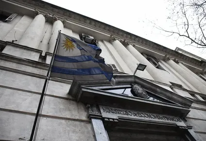 deficit fiscal se mantuvo estable; demora en negociacion salarial afecto recaudacion de bps y dgi
