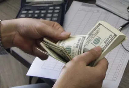 el dolar vuelve a subir y se vende a $ 33,9 en los cambios