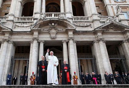 Francisco frente a la basílica en 2013.