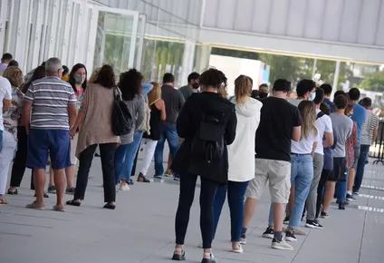 Fila en la entrada del vacunatorio del Antel Arena