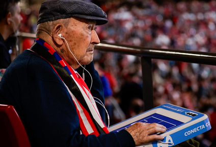 atletico de madrid y telefonica revolucionan la experiencia de los aficionados con discapacidad visual