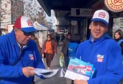 Yesty Prieto y Martín Quiroga repartiendo listas del Frente Amplio