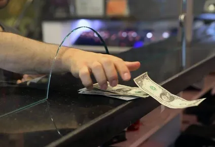 el dolar vuelve a bajar y en la pizarra del brou se vende a $ 34,55