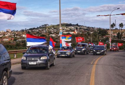 Caravana de autos para el acto final de Yamandú Orsi en Las Piedras