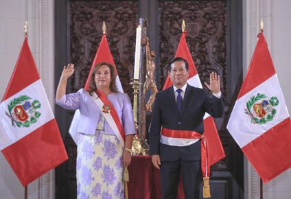 Dina Boluarte reconfiguró su gabinete y posa junto al nuevo primer ministro Eduardo Arana Ysa. Perú crece pese a la inestabilidad política.&nbsp; &nbsp;