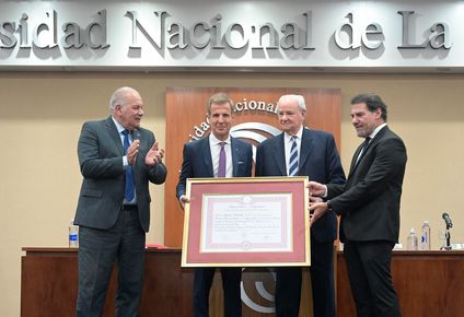 Martín Redrado recibe el doctorado honoris causa de la Universidad Nacional de La Matanza