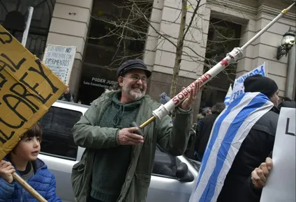Un grupo de manifestantes se presentó frente al Poder Judicial por la audiencia en la que el MSP y Pfizer presentarán información sobre las vacunas contra el coronavirus
