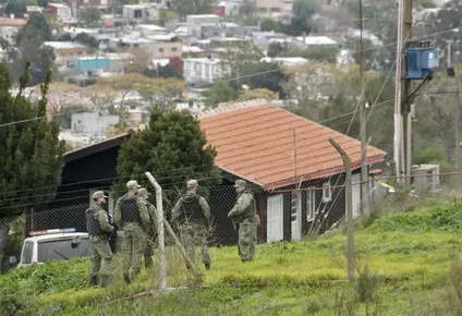 triple homicidio en el cerro: realizan allanamientos en busca de bandas narcos