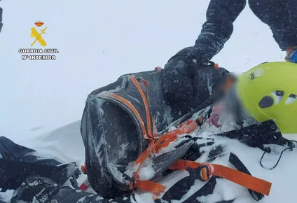 El Grupo de Rescate e Intervención en Montaña de la Guardia Civil de La Rioja ha rescatado este sábado a dos montañeros que han quedado heridos tras ser arrastrados por una avalancha en la cara norte del San Pico Lorenzo, en Ezcaray.