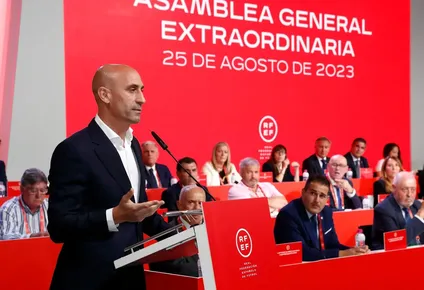La FIFA suspende a Luis Rubiales.