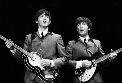 Paul Mc Cartney y John Lennon durante una presentación de la banda The Beatles
