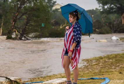 Leighton Sterling, una residene de Kerrville, observa el desbordado río Guadalupe en Texas.