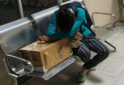 Yawa Sumpa viajó tres horas en un autobús con los restos de su hija hasta la localidad de Taisha.