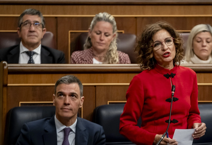 El presidente del Gobierno, Pedro Sánchez y la ministra de Hacienda, María Jesús Monero.