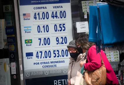 el peso argentino sigue por el piso en los cambios uruguayos