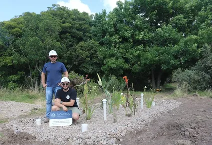 Gonzalo Cámara y Marcelo Argenzio en un humedal construido.