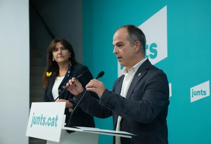 El secretario general de Junts, Jordi Turull (d) y la presidenta de Junts, Laura Borràs .