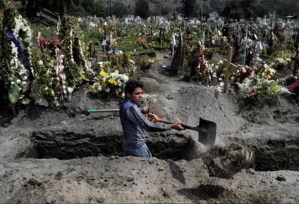 Un sepulturero trabaja en el cementerio San Miguel Xico del Valle de Chalco, en México