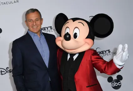 El presidente de Disney, Bob Iger, junto a Mickey Mouse