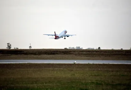 un hombre tomaba sol en londres y el cuerpo de un polizon le cayo de un avion