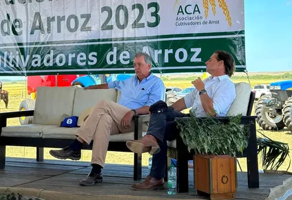 El ministro Mattos y Lacalle Pou, atentos al discurso de Lago.