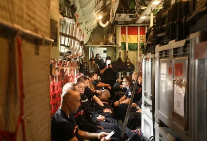 Un equipo de bomberos franceses arribó a Bolivia para colaborar con las fuerzas locales.