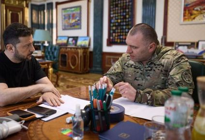 El presidente ucraniano, Volodymyr Zelensky, habla con el jefe del Servicio de Seguridad de Ucrania, Vasyl Maliuk, tras la operación contra las bases aéreas rusas.
