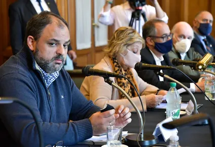 el frente se opone a reglamentar derecho de reunion y propondra alternativa