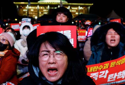miles de personas salen a protestar en corea del sur despues de que el parlamento no destituyera al presidente