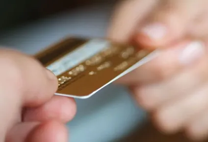 el descuento de iva en las compras con tarjeta de debito, un subibaja que cumple nueve anos