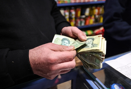 El rial, la moneda de Irán, viene perdiendo valor rápidamente frente al dólar. Puede rastrearse varias razones, desde la caída del crudo hasta las sanciones contra el país. Pero en última instancia, la desvalorización siempre es una cuestión de confianza. Los iraníes, cuando pueden, cambian sus riales por dólares o compran oro o inmuebles, convencidos de la corrupción que atraviesa al Gobierno.&nbsp;