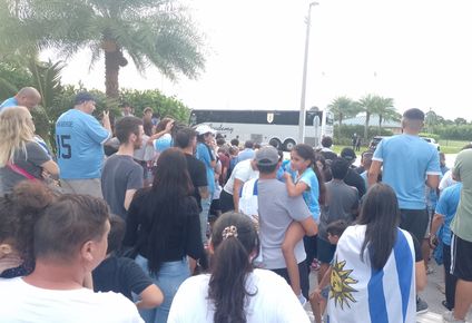Hinchas en la práctica de la selección de Uruguay