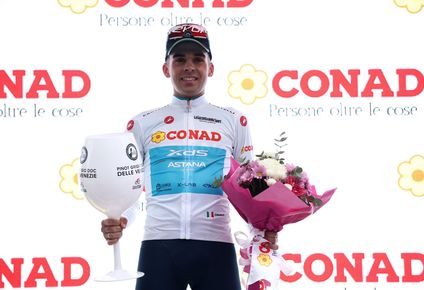 Thomas Silva en el podio, tras ganar la segunda etapa del Giro de Italia