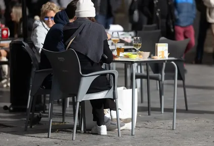 Varias personas en la terraza de una bar.