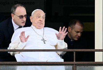 El papa Francisco saludó desde un balcón del hospital de Gemelli, donde pasó cerca de un mes por problemas respiratorios.