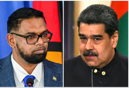Irfaan Ali y Nicolás Maduro, presidentes de Guyana y Venezuela que este jueves tienen una reunión en Kingston, capital de San Vicente y Las Granadinas.