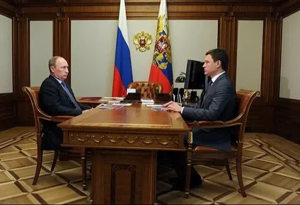 El viceministro ruso de Energía, Alexander Novak, con Vladimir Putin, a quien acompaña en el Kremlin desde 2013.
