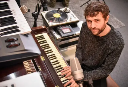 conciertos tinker: un abrazo domestico entre musicos y publico