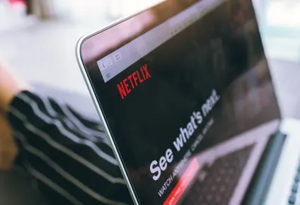 netflix reactiva su crecimiento poco antes del debut de su competencia
