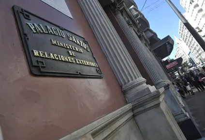 senado voto venia de pareja diplomatica con derecho a enamorarse