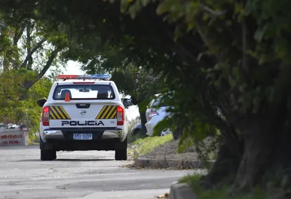 Por la demora en la entrega de huellas dactilares la policía siguió la teoría de que el muerto era una persona que frecuentaba la zona del río