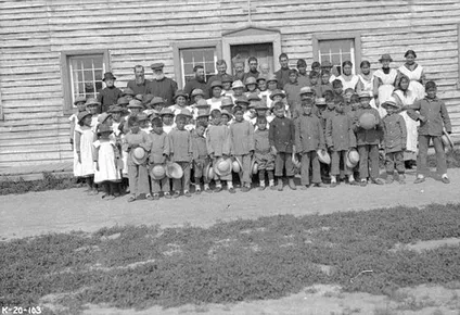 Desde fines del XIX, unos 150.000 niños indígenas fueron llevados a escuelas residenciales. Miles murieron, en su mayoría por desnutrición, enfermedades o negligencia en un genocidio cultural