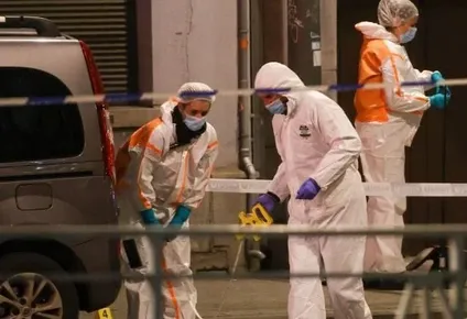 un hombre armado mato a dos suecos en pleno centro de bruselas; se investiga acto terrorista