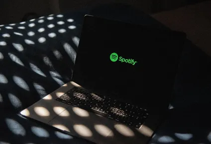 spotify supera las expectativas y registra su primer beneficio neto anual